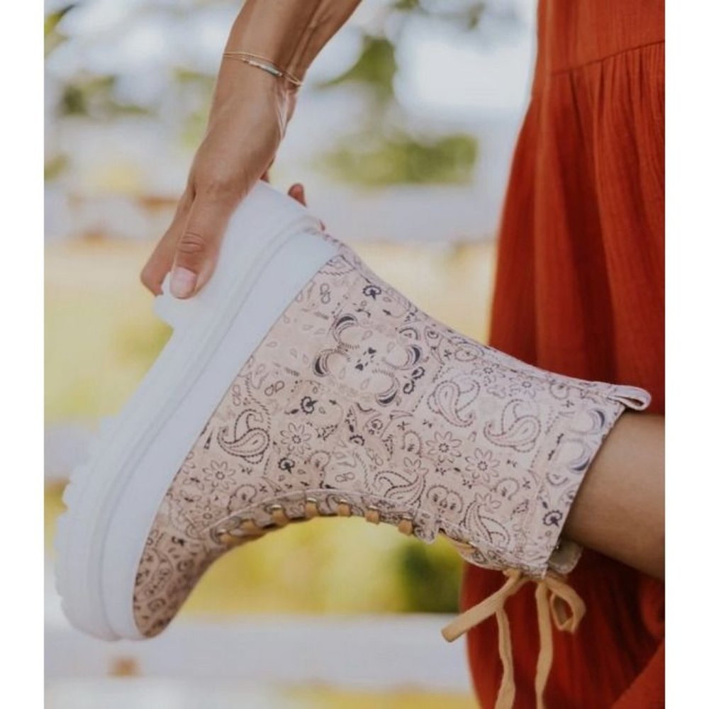 Free People Feels Good To Be Lost Lug Sole Hiker Boots in Peach NIB